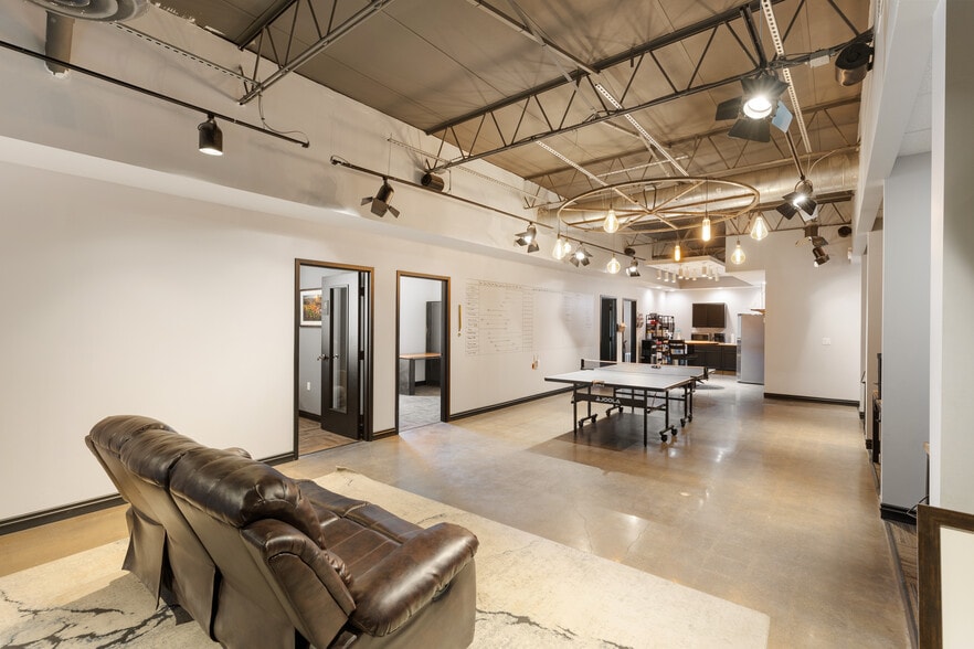 8777 Governors Row, Dallas, TX for sale - Building Photo - Image 3 of 27