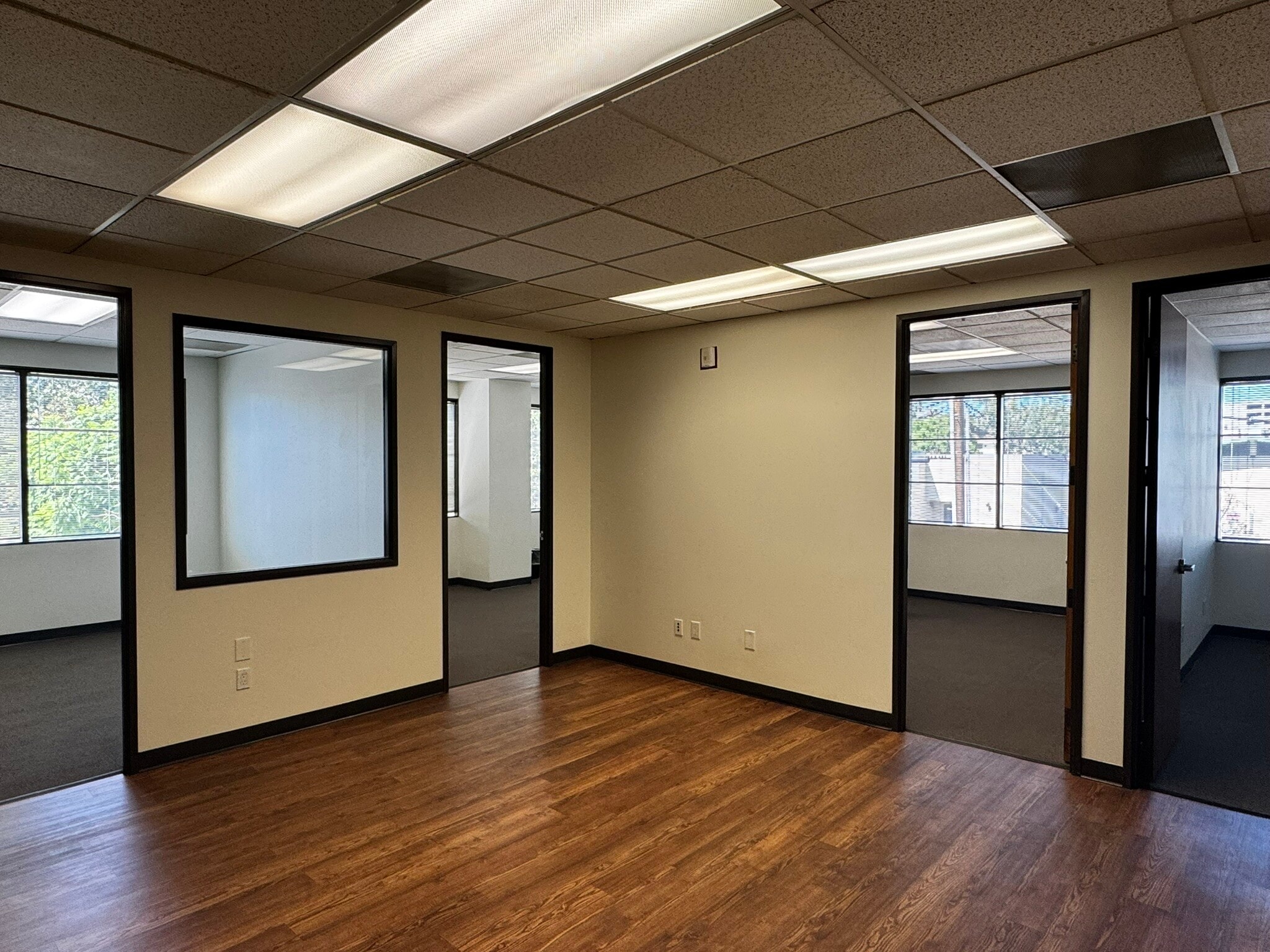 15060 Ventura Blvd, Sherman Oaks, CA for lease Interior Photo- Image 1 of 4