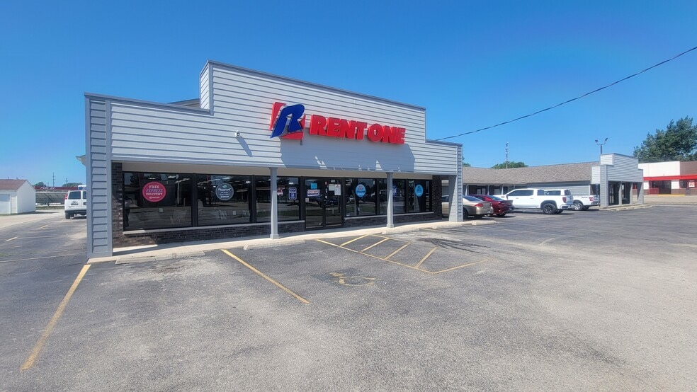 906 W Springfield Rd, Taylorville, IL for lease - Building Photo - Image 3 of 15