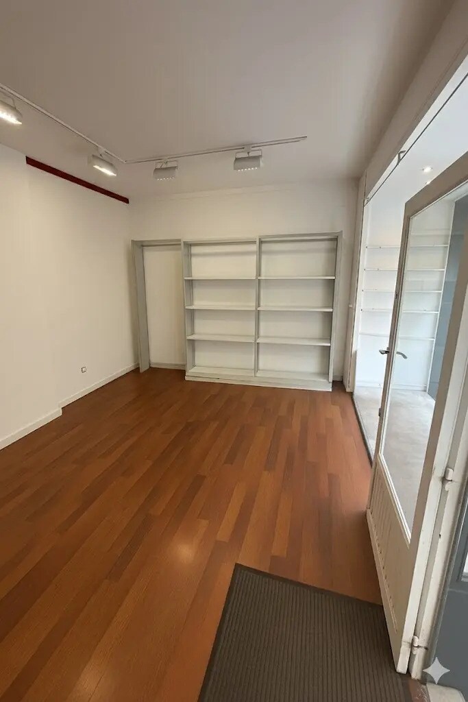 Retail in Paris for lease Interior Photo- Image 1 of 3