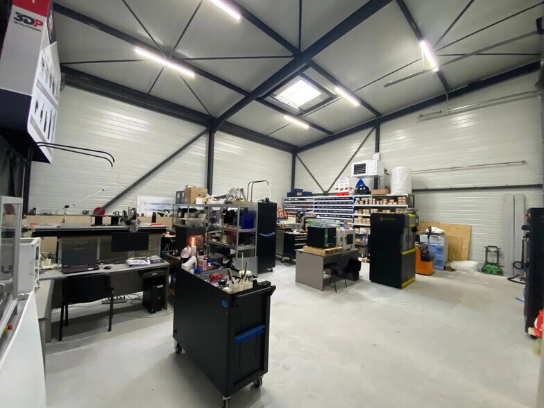 Flex in Saint-Jean-de-Braye for lease - Building Photo - Image 1 of 7