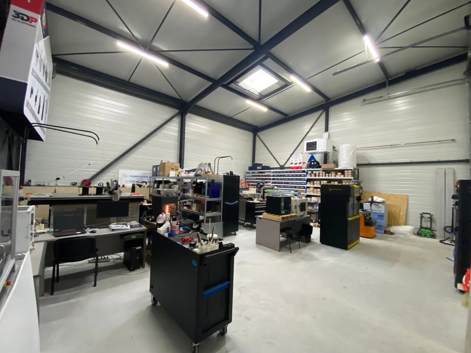 Flex in Saint-Jean-de-Braye for lease Building Photo- Image 1 of 8