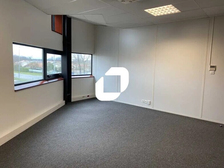 Office in Mérignac for lease - Interior Photo - Image 1 of 18