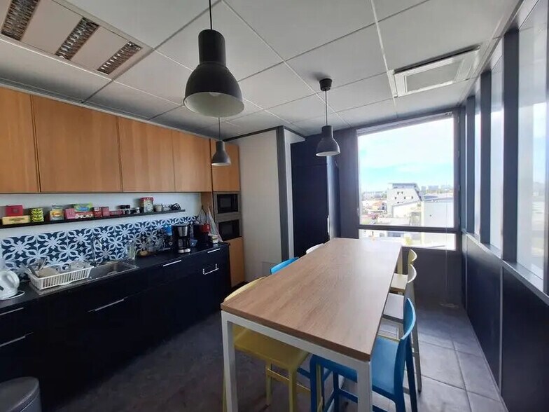 Office in Bordeaux for lease - Interior Photo - Image 2 of 8