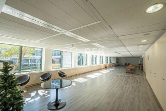 2 Rue De Villiers, Levallois-Perret for lease Interior Photo- Image 2 of 2