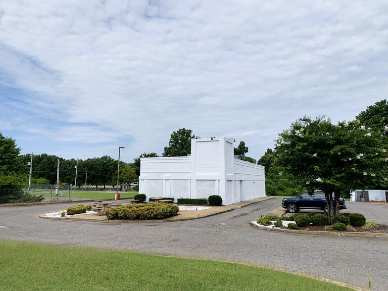 3623 Elvis Presley Blvd, Memphis, TN for lease - Building Photo - Image 2 of 6