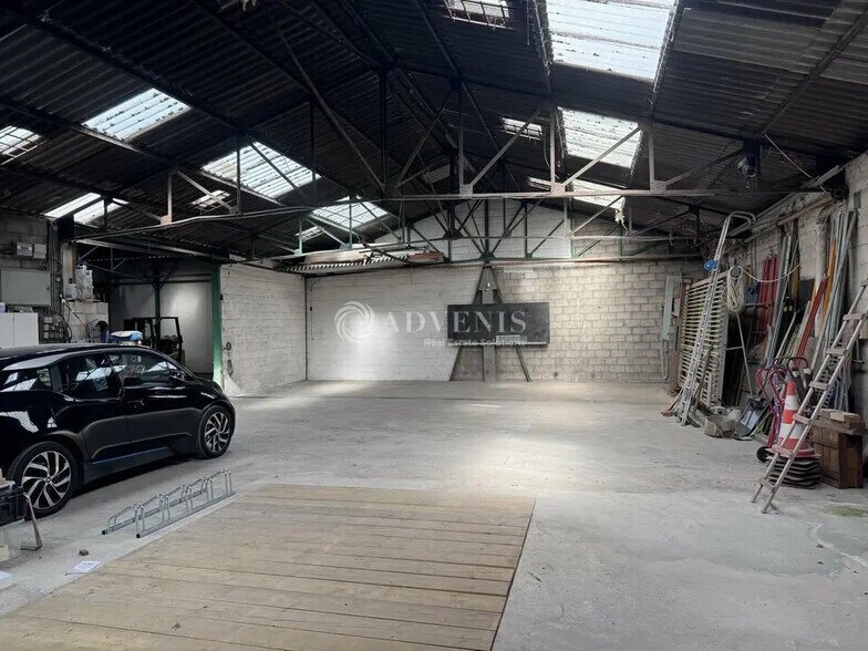 Flex in Colombes for lease - Interior Photo - Image 3 of 8