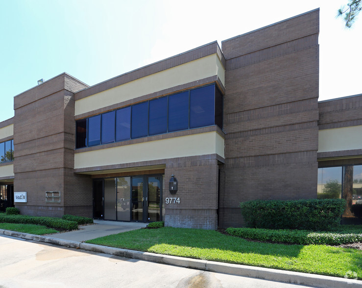 9774 Whithorn Dr, Houston, TX for lease - Building Photo - Image 1 of 6