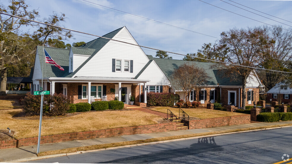 201 E Academy St, Fuquay Varina, NC for lease - Building Photo - Image 2 of 6