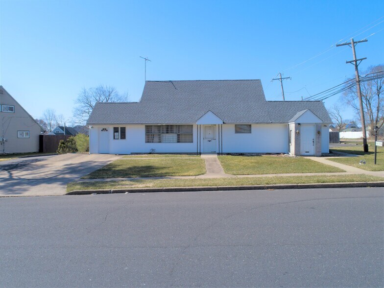 375 Indian Creek Dr, Levittown, PA for sale - Primary Photo - Image 1 of 20