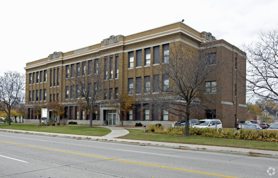 215 N Webster Ave, Green Bay, WI for sale - Primary Photo - Image 1 of 1