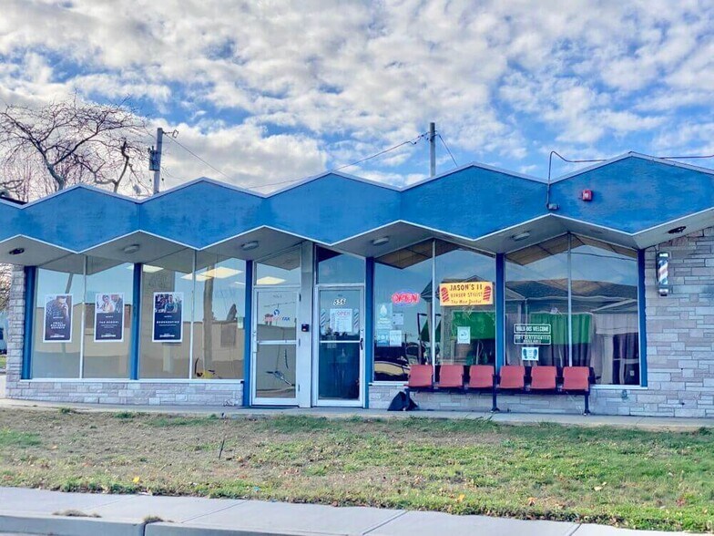 554 W Main Rd, Middletown, RI for sale - Building Photo - Image 1 of 1