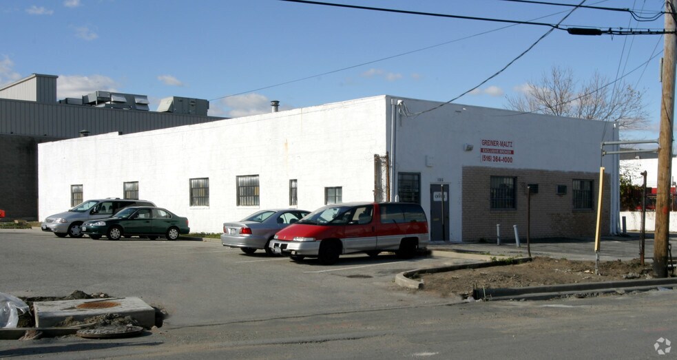 126 Albany Ave, Freeport, NY for sale - Primary Photo - Image 1 of 1