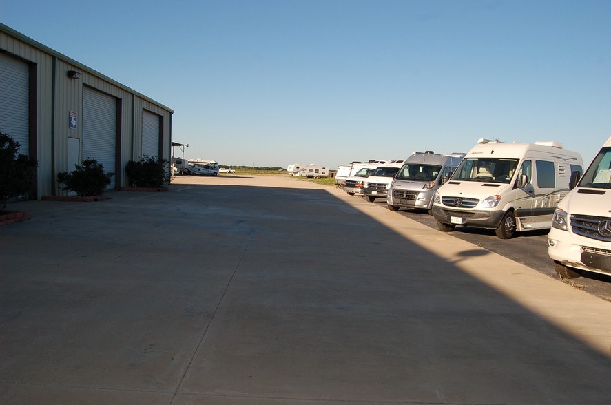 8200 N Interstate 45 Service Rd, Palmer, TX for lease - Building Photo - Image 3 of 6