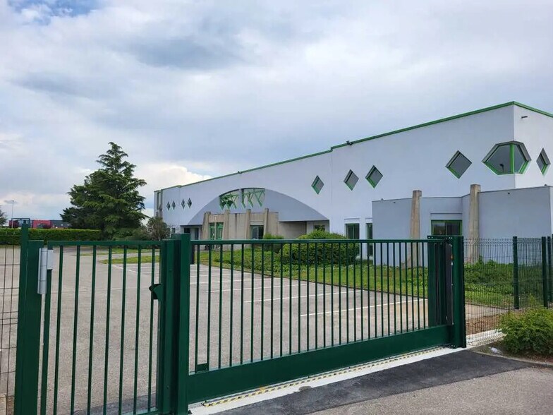 Office in Genas for lease - Building Photo - Image 2 of 7