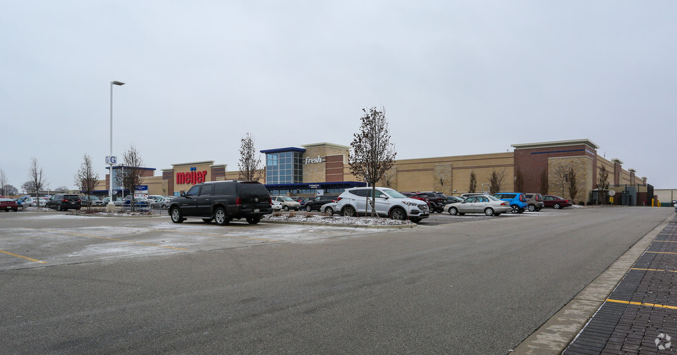 171 W Town Square Way, Oak Creek, WI for lease - Building Photo - Image 2 of 6