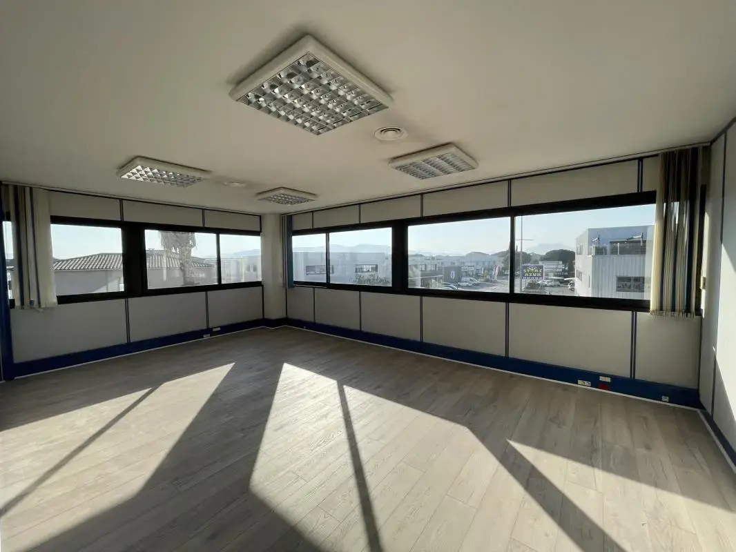 Office in Puget-sur-Argens for lease Interior Photo- Image 1 of 11