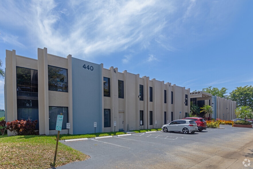 440 E Sample Rd, Pompano Beach, FL for lease - Building Photo - Image 2 of 4
