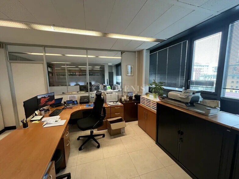 Office in Créteil for lease - Interior Photo - Image 2 of 7