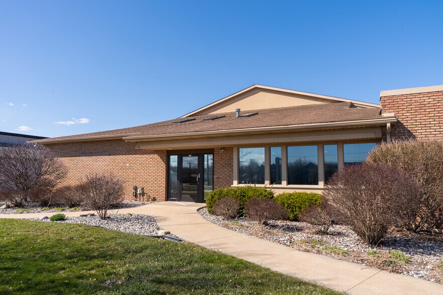 204 W Wackerly St, Midland, MI for sale - Building Photo - Image 1 of 1