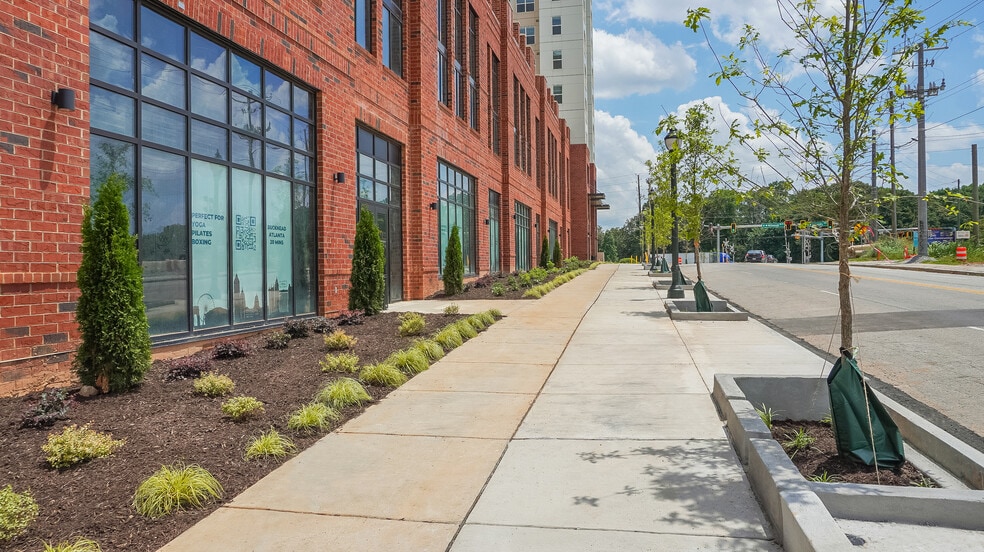 1184 Hank Aaron Dr SE, Atlanta, GA for lease - Building Photo - Image 1 of 36