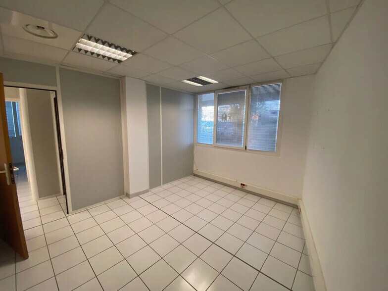 7 Avenue Andre Roussin, Marseille for lease - Building Photo - Image 2 of 13