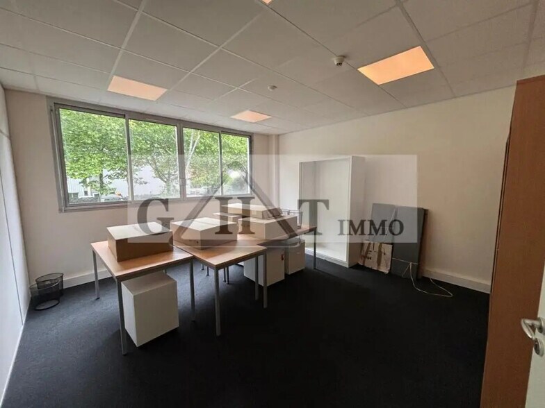 Office in Buc for lease - Interior Photo - Image 3 of 4