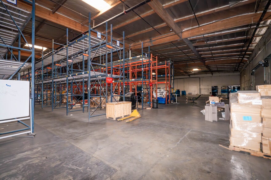 601 S Dupont Ave, Ontario, CA for lease - Building Photo - Image 3 of 9