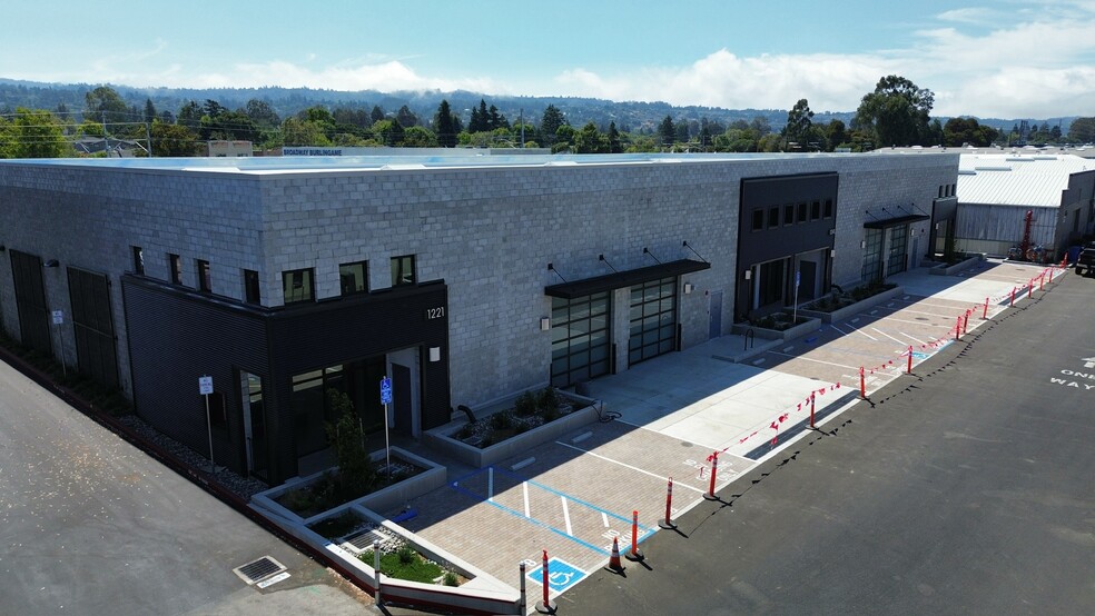 1221 Whitehorn Way, Burlingame, CA for lease - Building Photo - Image 1 of 11