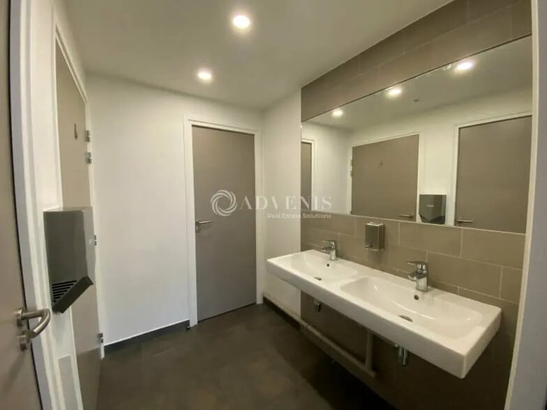 Office in Issy-les-Moulineaux for lease - Interior Photo - Image 2 of 3