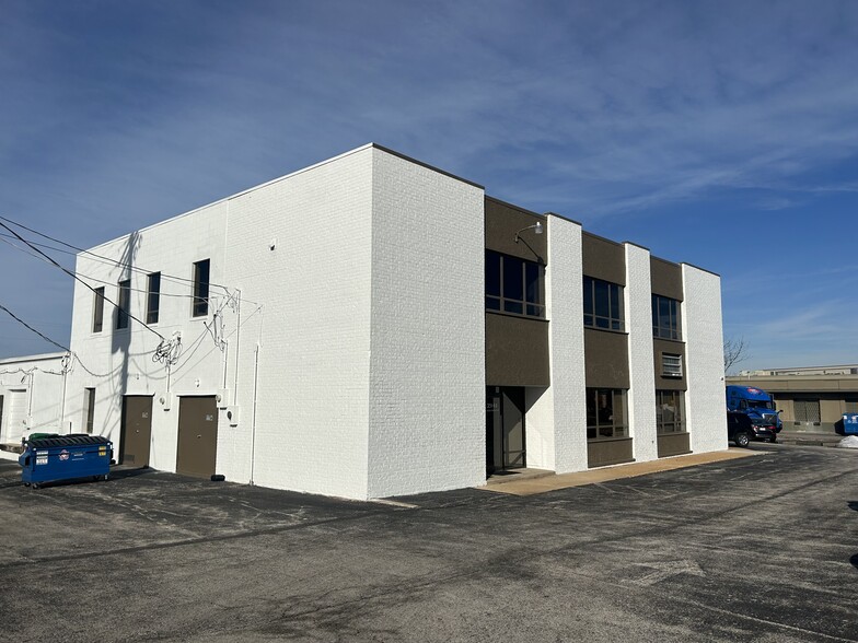 11704-11718 Lackland Industrial Dr, Saint Louis, MO for lease - Building Photo - Image 3 of 9