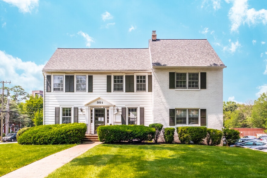 301 Park Ave, Falls Church, VA for lease - Building Photo - Image 1 of 12