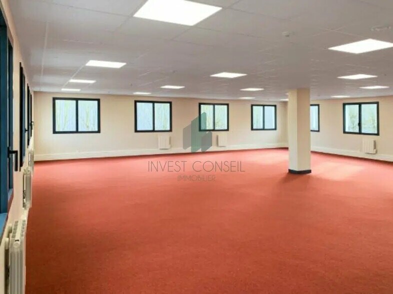 Office in Cergy for lease - Building Photo - Image 3 of 15