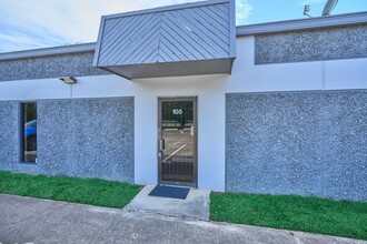 1300 S Frazier St, Conroe, TX for lease Building Photo- Image 1 of 14