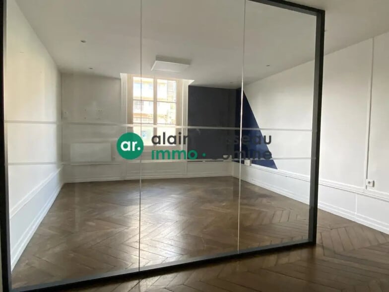 Office in Angers for lease - Interior Photo - Image 2 of 4