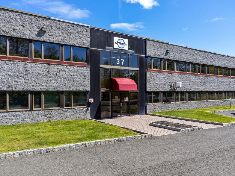 37 Ramland Rd, Orangeburg, NY for lease - Building Photo - Image 2 of 6