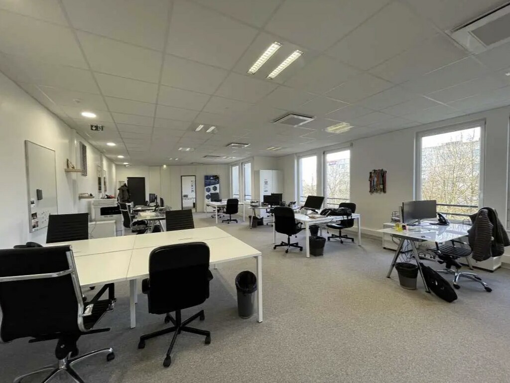 Location Bureaux 171 m² - Photo 1
