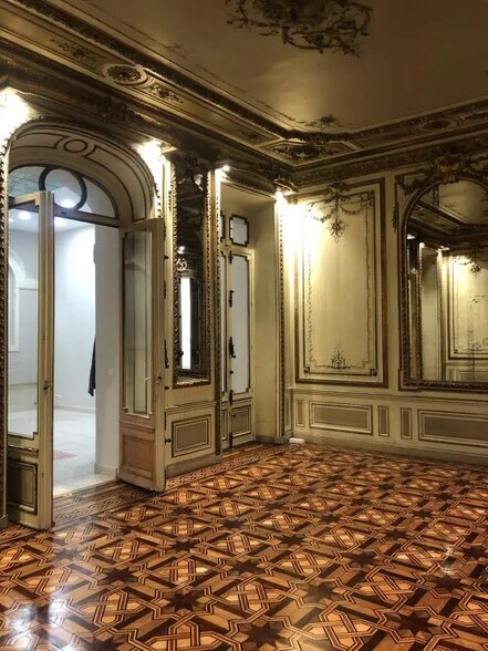 Retail in Marseille for lease - Interior Photo - Image 2 of 13