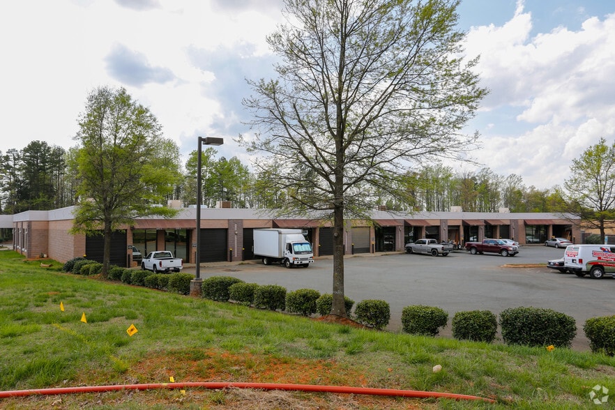 10015 Metromont Industrial Blvd, Charlotte, NC for lease - Primary Photo - Image 1 of 3