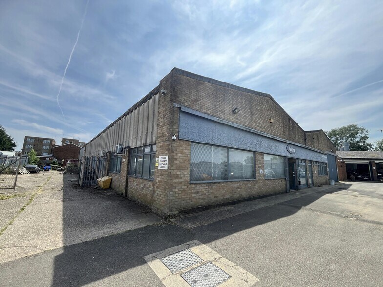 Buckingham Rd, Aylesbury for lease - Building Photo - Image 3 of 23