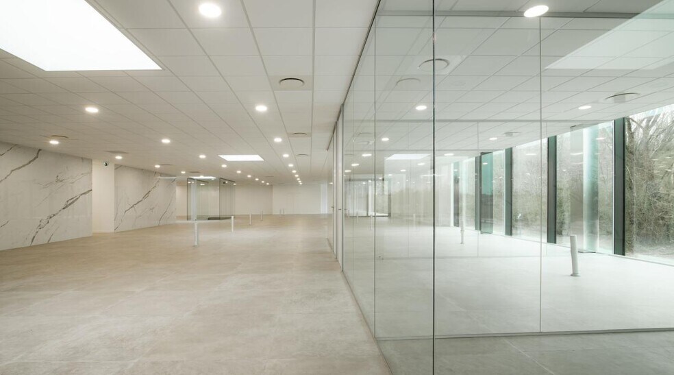 Flex in Le Mesnil-Amelot for lease - Interior Photo - Image 3 of 10