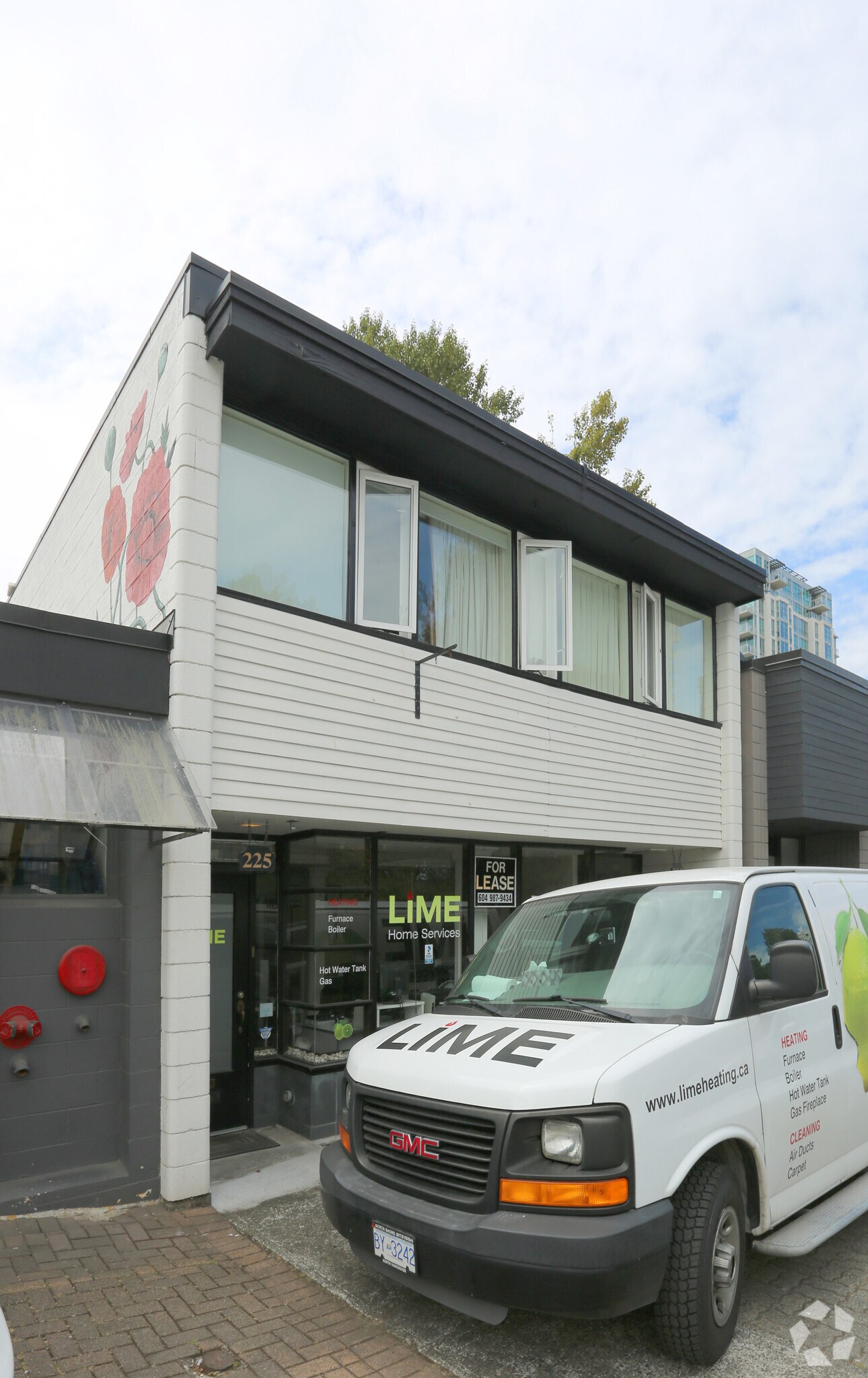 225 E 1st St, North Vancouver, BC for sale Primary Photo- Image 1 of 1