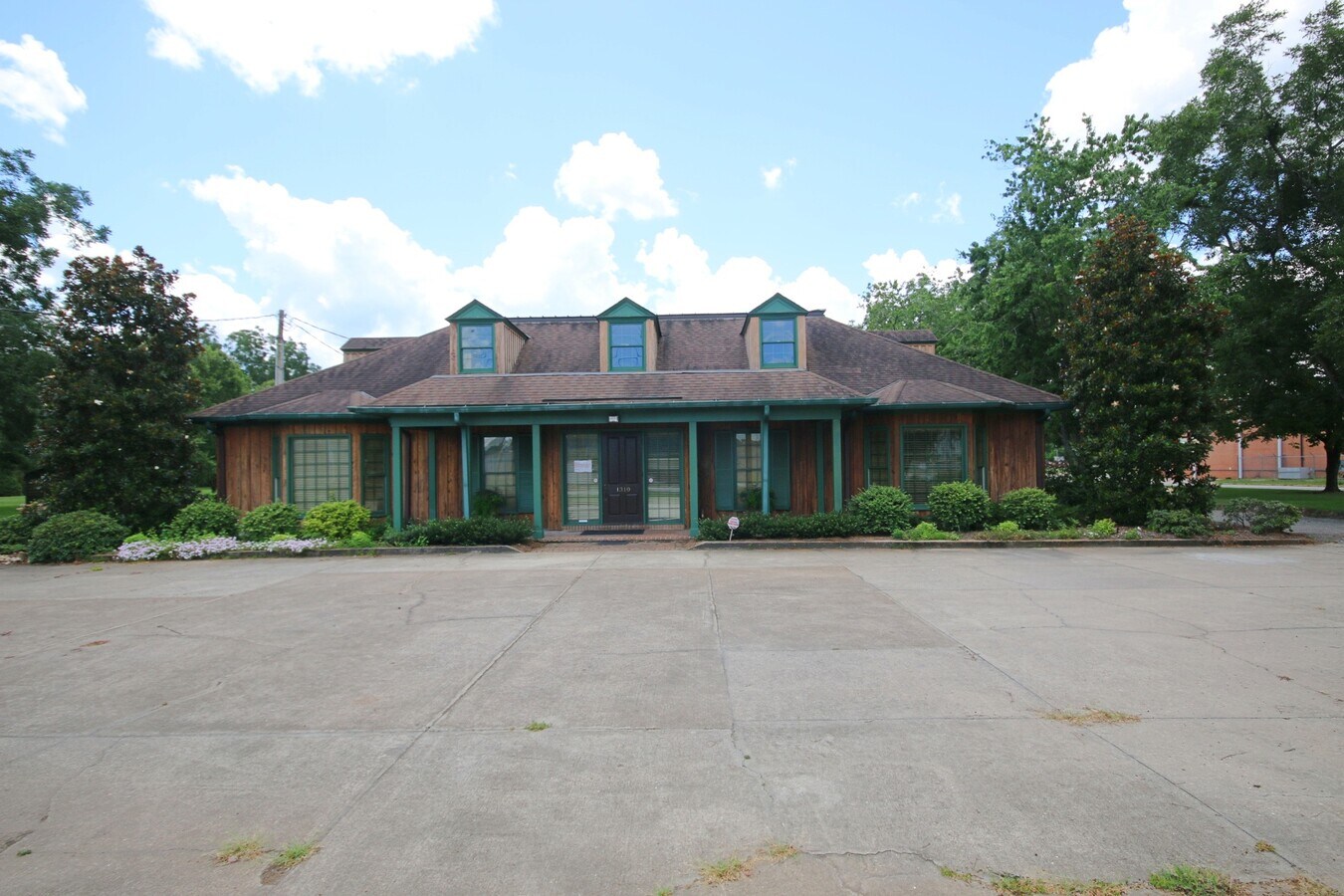 1310 W Oakridge Dr, Albany, GA 31707