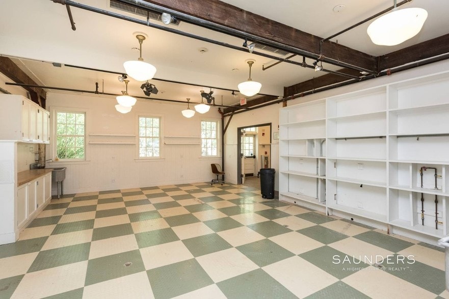 11 Indian Wells Hwy, Amagansett, NY for lease - Interior Photo - Image 2 of 6