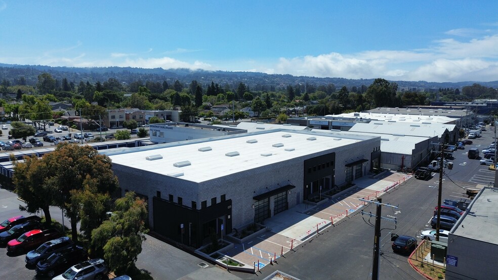 1221 Whitehorn Way, Burlingame, CA for lease - Building Photo - Image 3 of 11