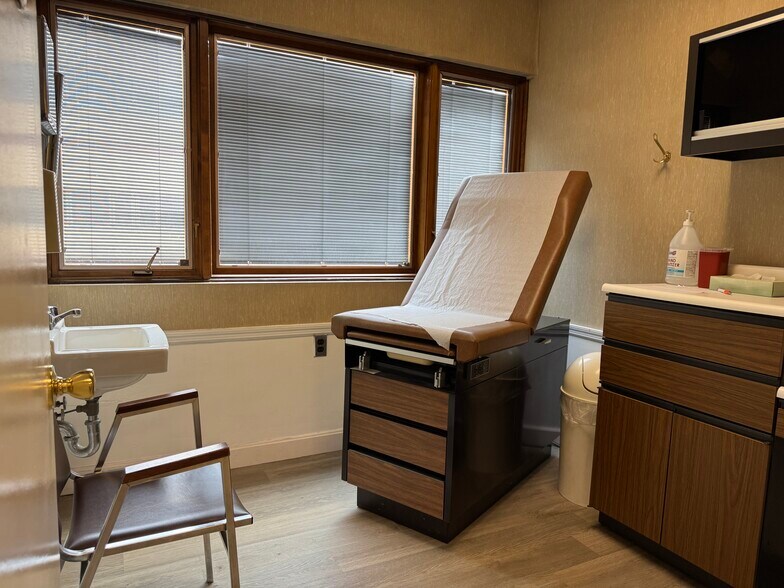 200 Perrine Rd, Old Bridge, NJ for sale - Interior Photo - Image 2 of 7