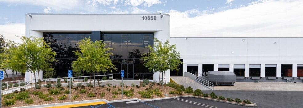 10660 Acacia St, Rancho Cucamonga, CA for lease - Building Photo - Image 2 of 3