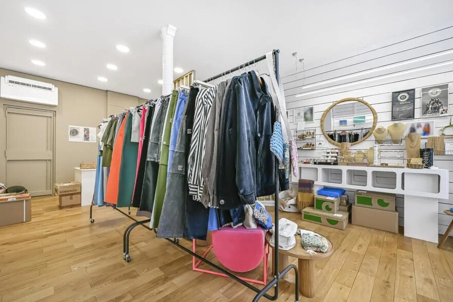 Retail in Issy-les-Moulineaux for lease - Interior Photo - Image 2 of 5