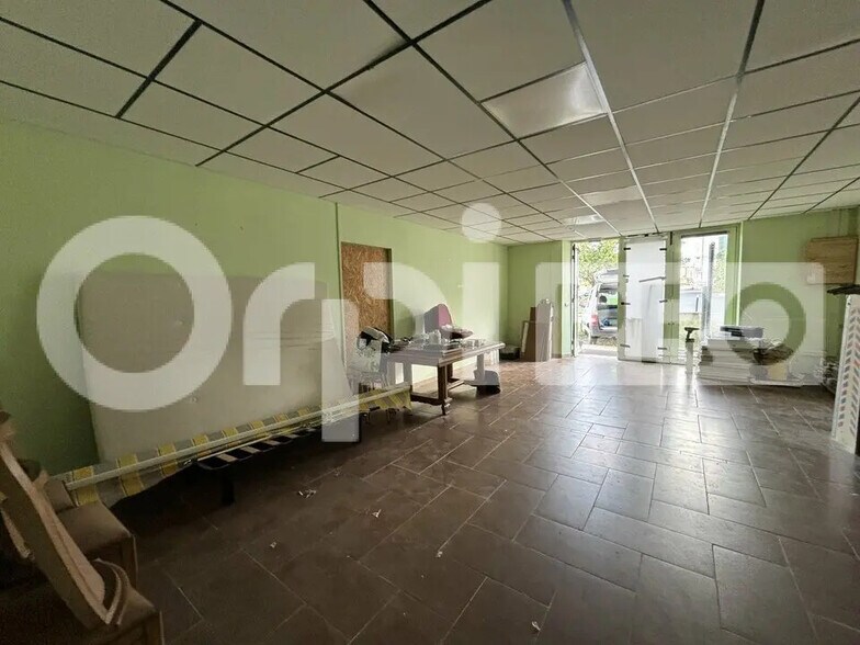 Retail in Vallon-en-Sully for lease - Interior Photo - Image 2 of 3