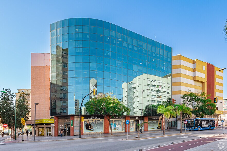 Avenida de la Aurora, 69, Málaga, Málaga for lease - Primary Photo - Image 1 of 2